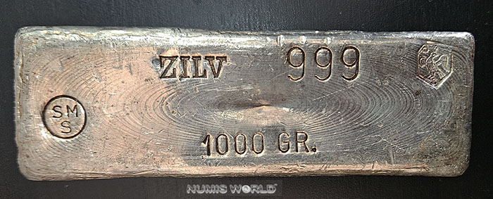 SCHÖNE B.V. Amsterdam, konischer Gussbarren, ZILV 999, älteres Schöne-Logo mit Taube, Rundstempel SMS, 1000 GR., Abmessung: 115 x 37 x 26 mm, einseitig geprägt, Erstarrungslinien, Patina, differenzbesteuert, vz+  